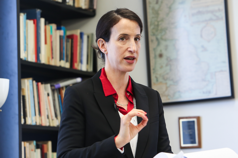 sarai shavit speaking to an audience